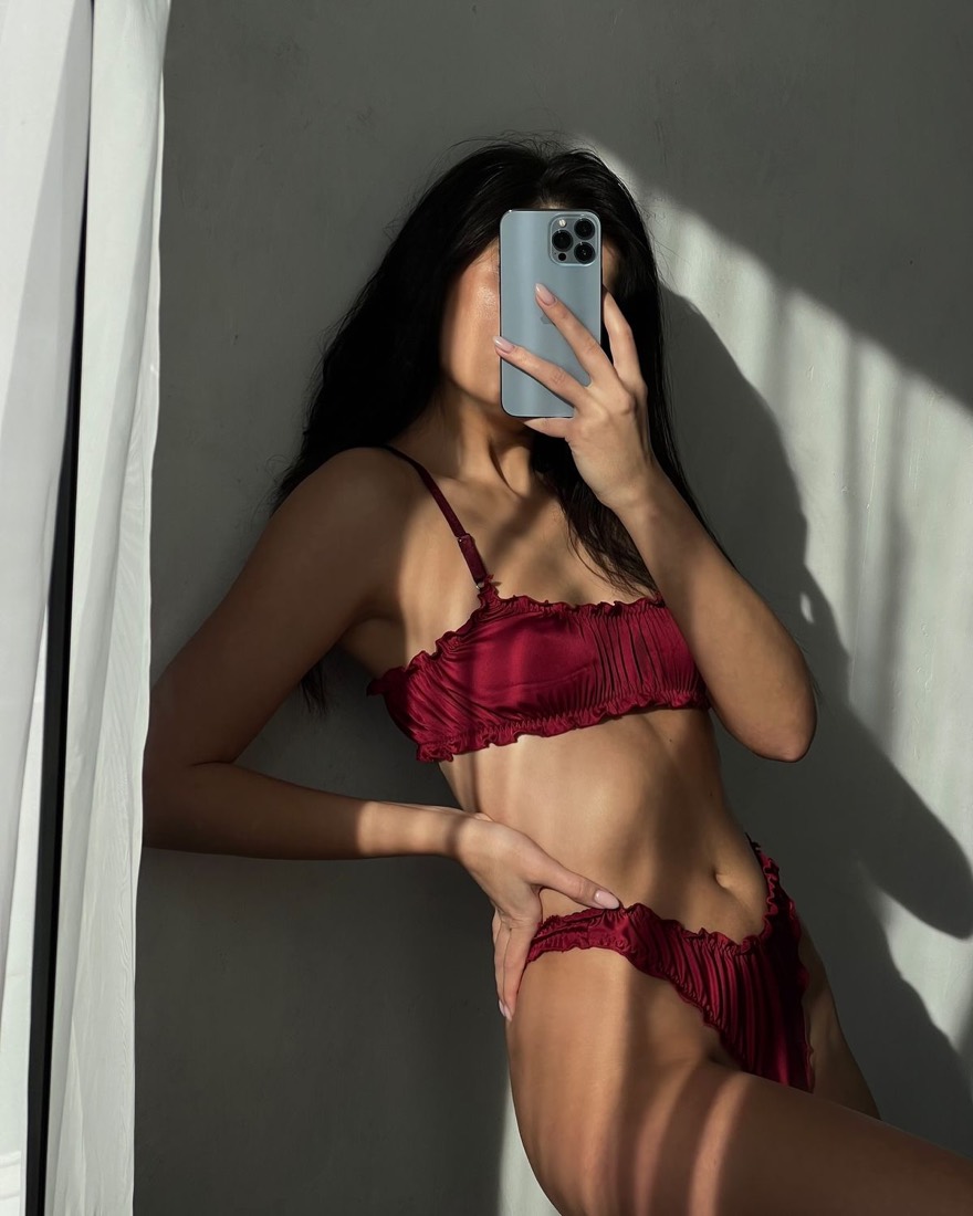 Example: mirror selfie in lingerie